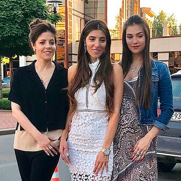 Дочери Веры Глаголевой Анастасия Шубская и Анна Нахапетова тепло поздравили среднюю сестру с днем рождения