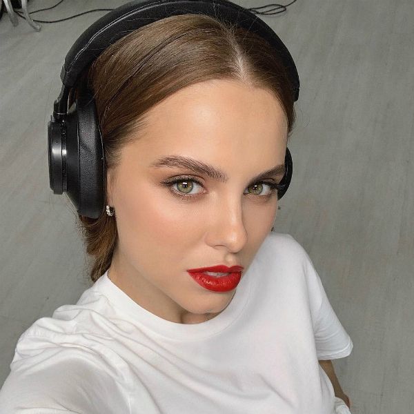 Дарья Клюкина получила первую награду за свою дебютную песню, набравшую 1 миллион прослушиваний