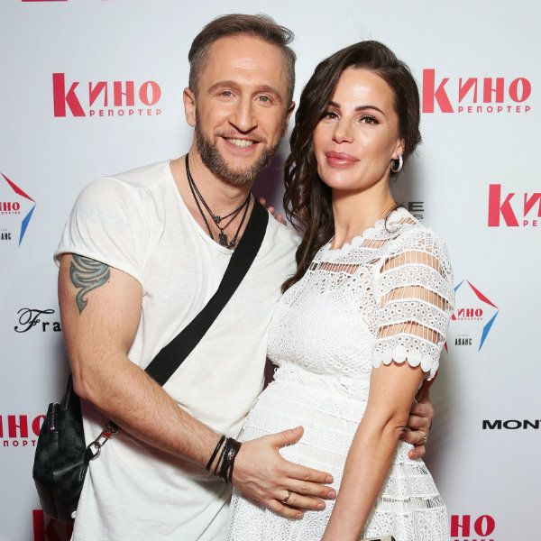 Оскар Кучера вместе с беременной женой вышел в свет