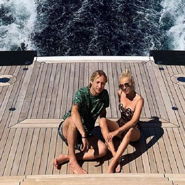 Яна Рудковская и Евгений Плющенко опубликовали фото с отдыха на яхте у берегов Италии