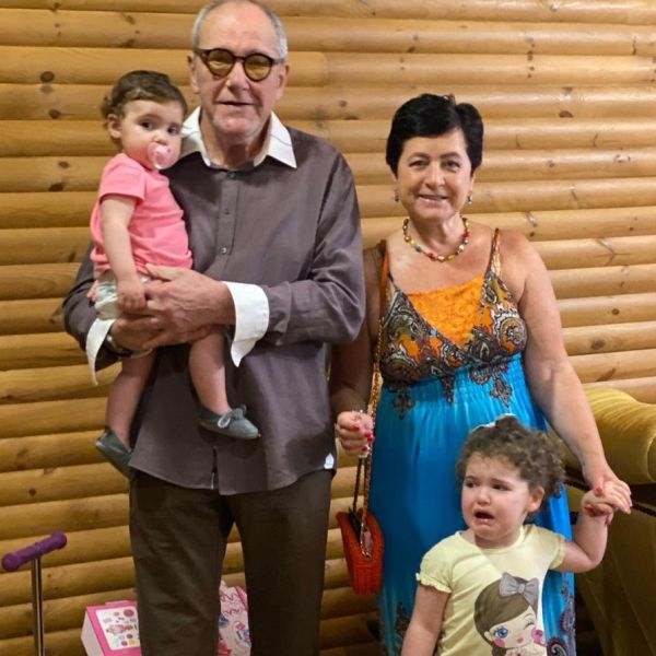 80-летний Эммануил Виторган опубликовал трогательное видео, как он в  новогоднем наряде играет с маленькими дочерьми - Вокруг ТВ.