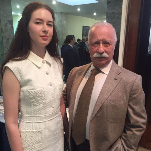 22-летняя дочь Леонида Якубовича заявила, что ей не нравится жизнь других  знаменитостей и их детей - Вокруг ТВ.
