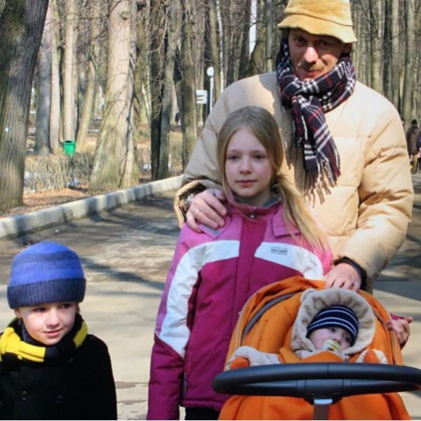 Лиза Пескова опубликовала архивные семейные фото с отцом, матерью и братьями