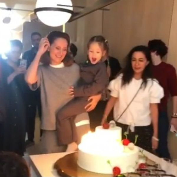 Виктория Исакова отпраздновала 43-й день рождения в компании дочери, которую скрывала долгое время