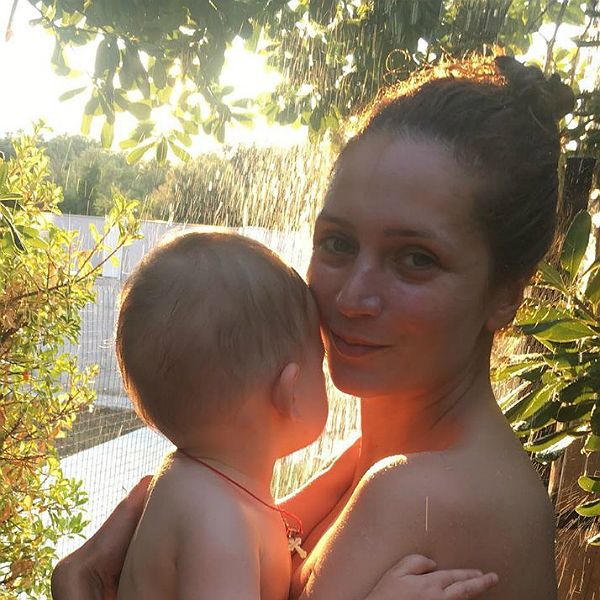 42-летняя Виктория Исакова опубликовала детское фото дочери, которую скрывала несколько лет
