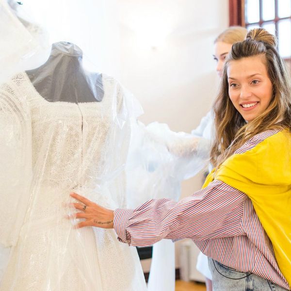 Регина Тодоренко показала, как выбирает платье для свадьбы с Владом Топаловым