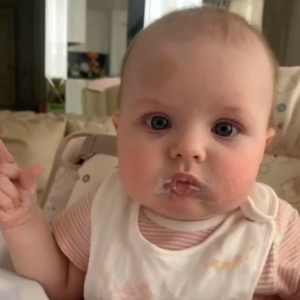 Дмитрий Тарасов опубликовал умилительное видео, на котором он кормит 9-месячную дочь кашей