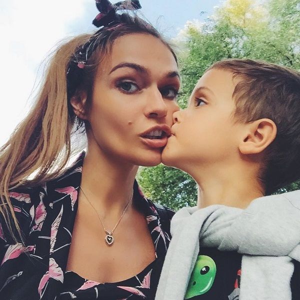 Алена Водонаева похвасталась, что на день рождения 8-летний сын подарил ей тапочки от известного бренда