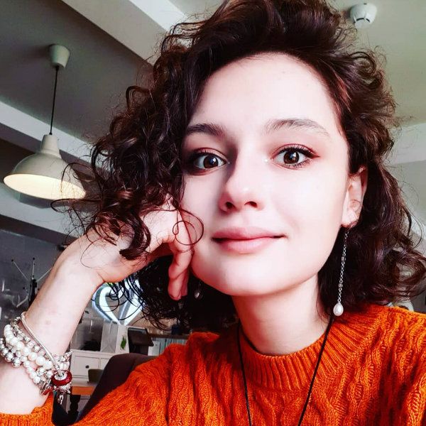 18-летняя дочь Любови Толкалиной объяснила, что переехала в Санкт-Петербург из-за желания стать художницей