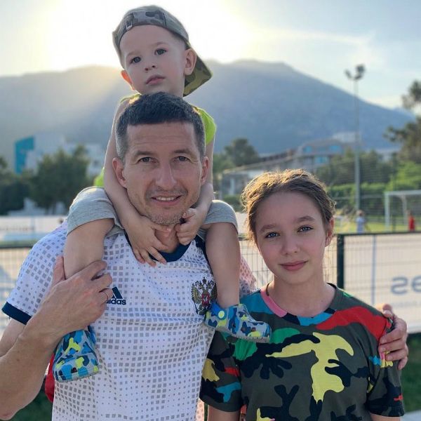Дочь Юлии Началовой вместе с отцом и его новой женой повеселилась на концерте Димы Билана в Турции