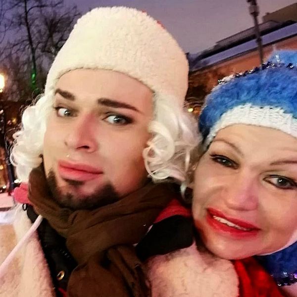 37-летний Гоген Солнцев и его 63-летняя жена в костюмах Деда Мороза и Снегурочки приняли участие в благотворительном мероприятии