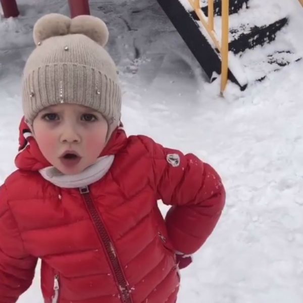 Максим Галкин показал забавное видео, в котором его 5-летняя дочь Лиза приревновала отца к брату