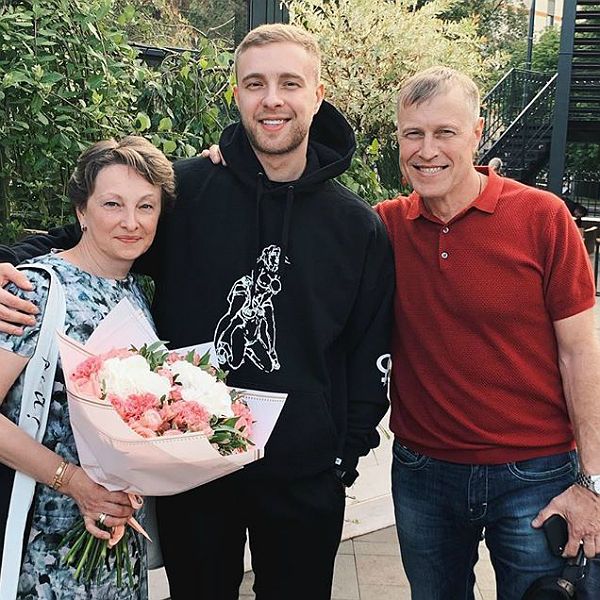 Родители 25-летнего Егора Крида попросили у него внуков