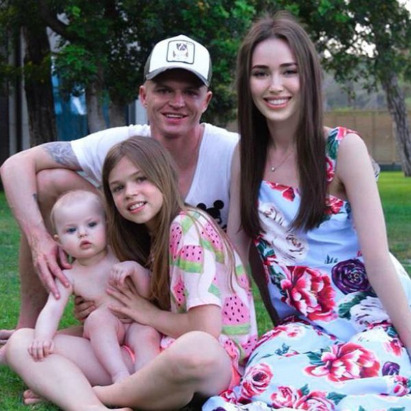 Дмитрий Тарасов улетел на отдых вместе с дочерью от первого брака
