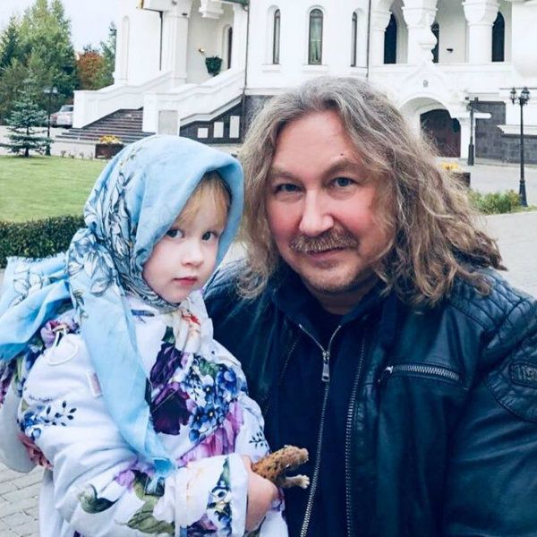 Молодая жена Игоря Николаева показала, как их 3-летняя дочь играет на губной гармошке
