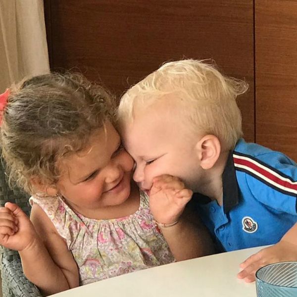 Ксения Собчак показала, как ее 2-летний сын флиртует с подругой