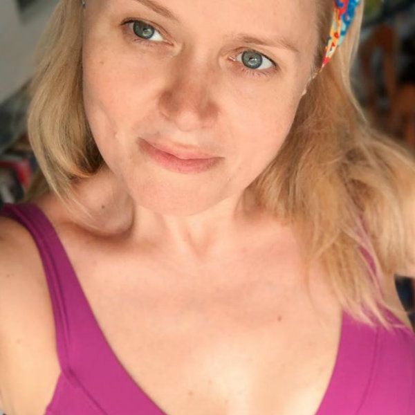45-летняя Анна Михалкова поделилась отпускным снимком в купальнике