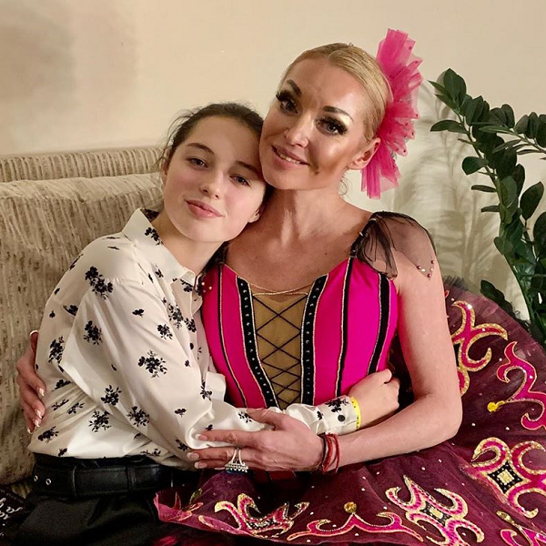 14-летняя дочь Анастасии Волочковой поддержала маму на премьере ее балетного спектакля