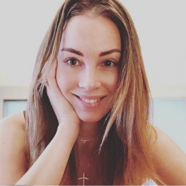 29-летняя жена Дмитрия Диброва опубликовала фото в купальнике со смелым вырезом