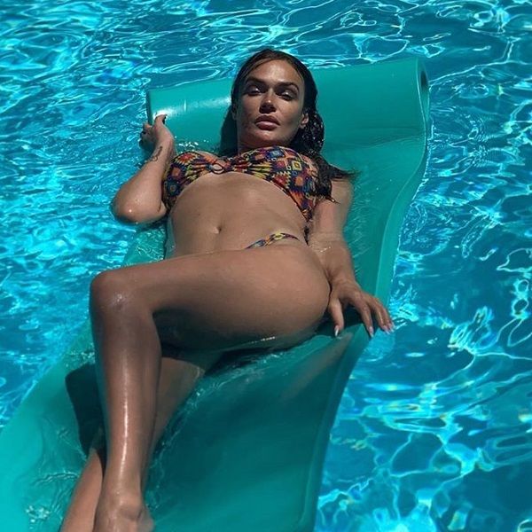 Алена Водонаева показала, как плавает в бассейне в компании сына
