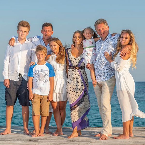 Татьяна Навка показала семейное фото с мужем Дмитрием Песковым и всеми их детьми