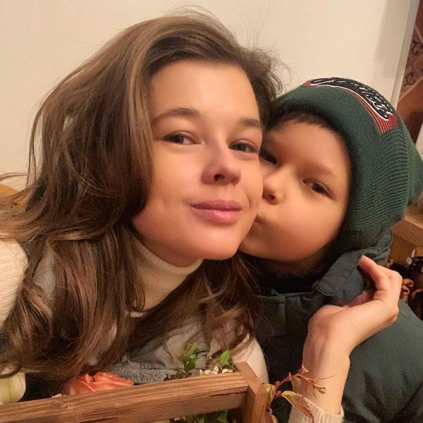 Катерина Шпица отдала сына-первоклассника в русско-испанскую школу