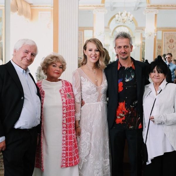 Родители Константина Богомолова покинули его свадьбу после танца Ксении Собчак в черном боди и красной подвязке
