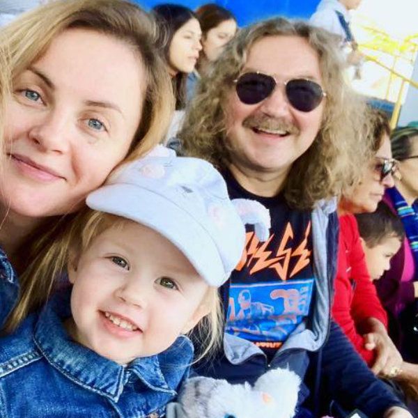 Молодая жена Игоря Николаева пожаловалась на то, что из-за трагедии в Шереметьево ее рейс отложили