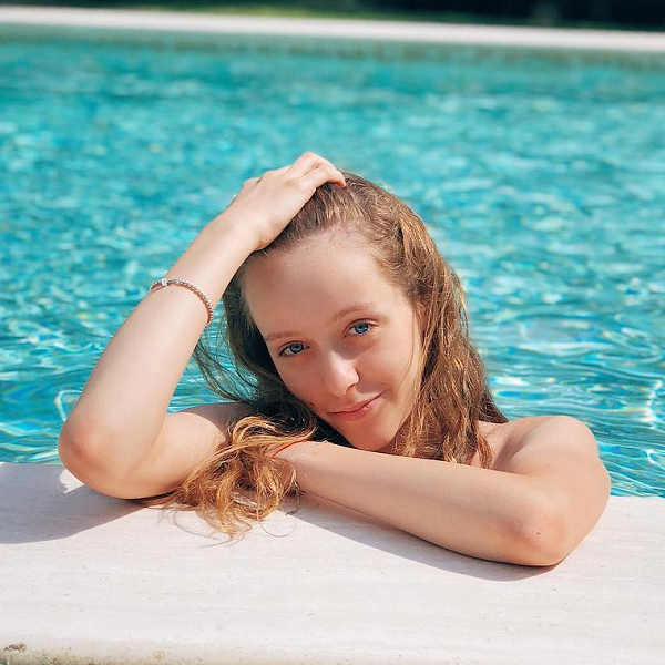 17-летняя дочь Григория Лепса поделилась пляжным фото с отдыха