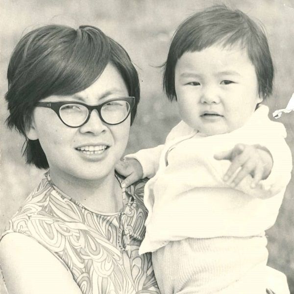 48-летняя Анита Цой трогательно поздравила маму с днем рождения, опубликовав архивное фото с ней