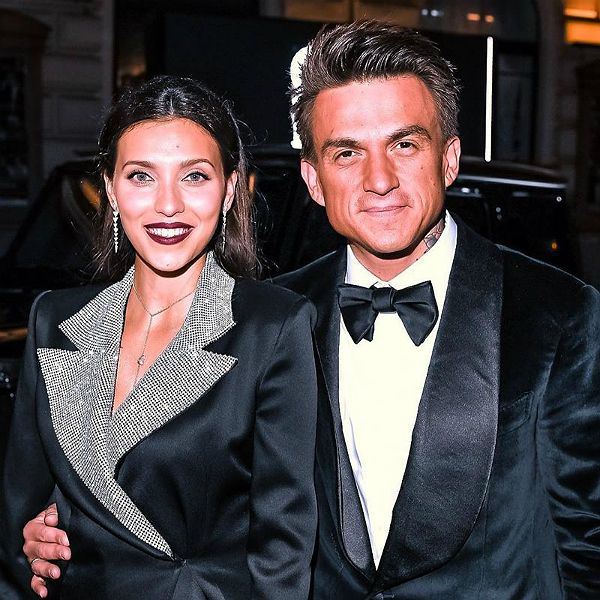 Постельное фото Влада Топалова с женой попало в Интернет