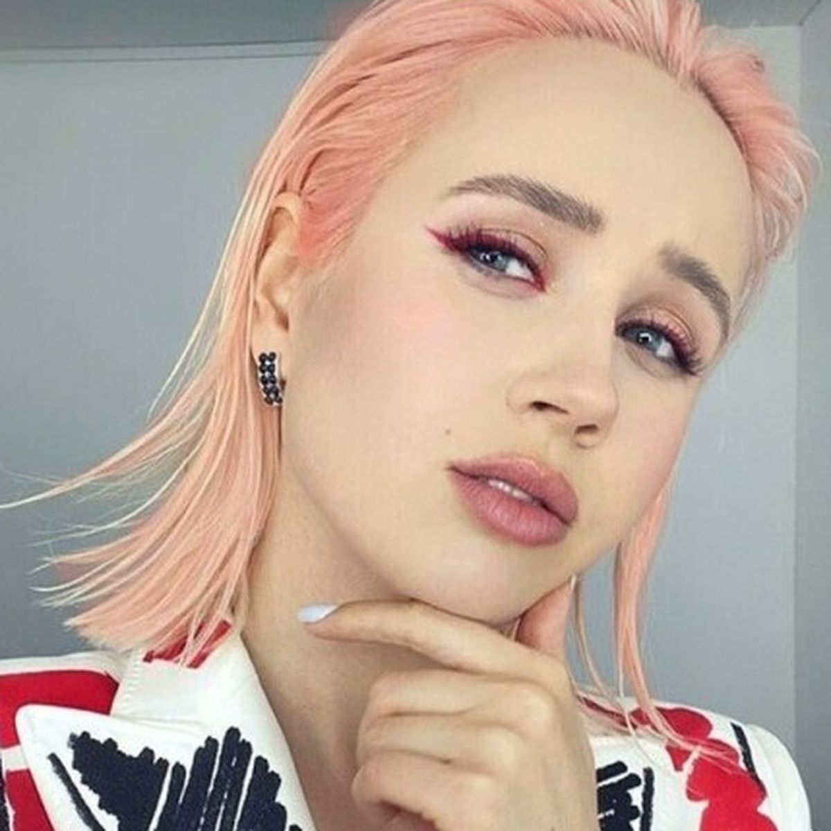 Клава Кока с розовыми волосами