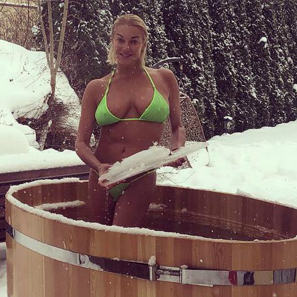 Анастасия Волочкова бросила своего кота в ледяную купель