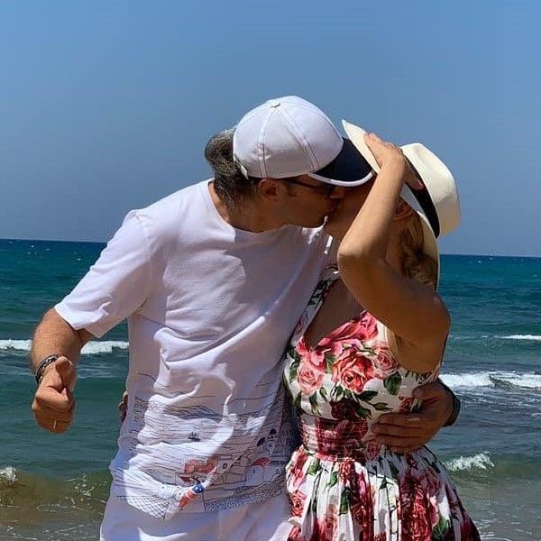 Василиса Володина опубликовала серию фотографий с мужем на пляже в Греции