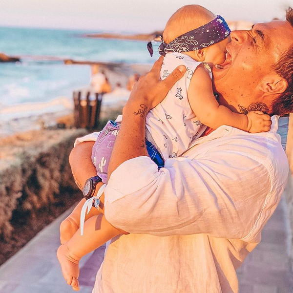 Влад Топалов поделился забавным фото с сыном с отдыха на Кипре