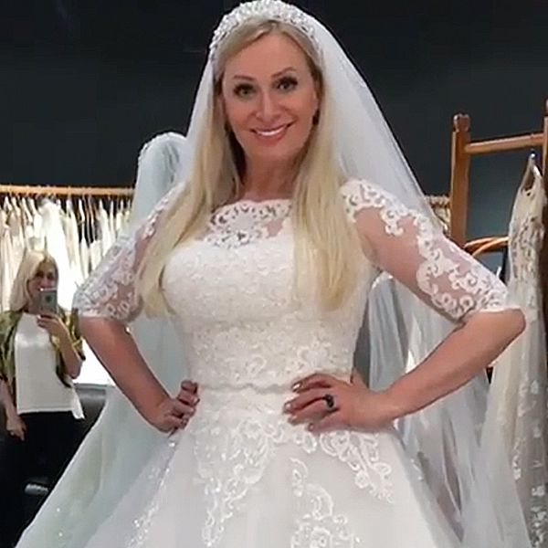 55-летняя Наталия Гулькина примерила свадебное платье