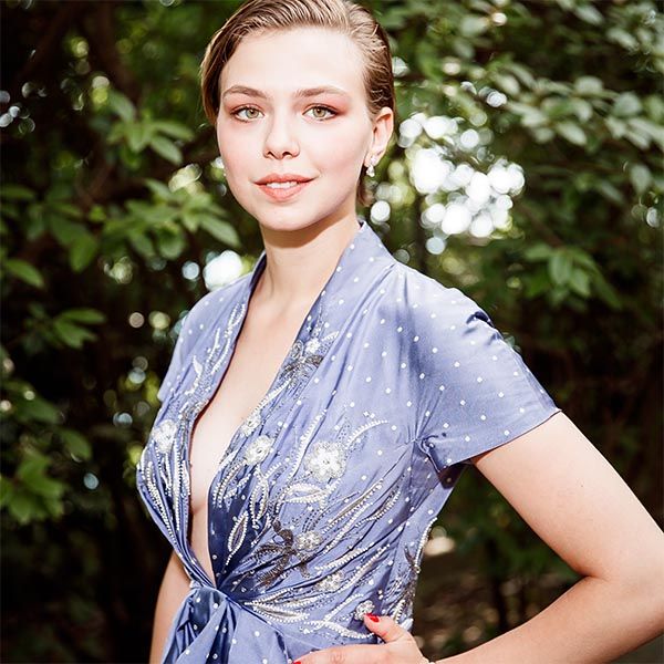 22-летняя Таисия Вилкова появилась в платье с экстремальным декольте на премьере фильма «Выше неба»