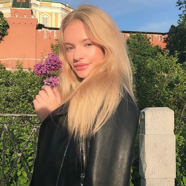 21-летняя Елизавета Пескова рассказала, что над ней издевались в школе из-за прыщей