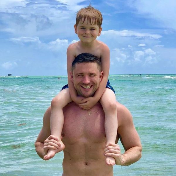 Сергей Лазарев поделился забавными пляжными снимками с 5-летним сыном