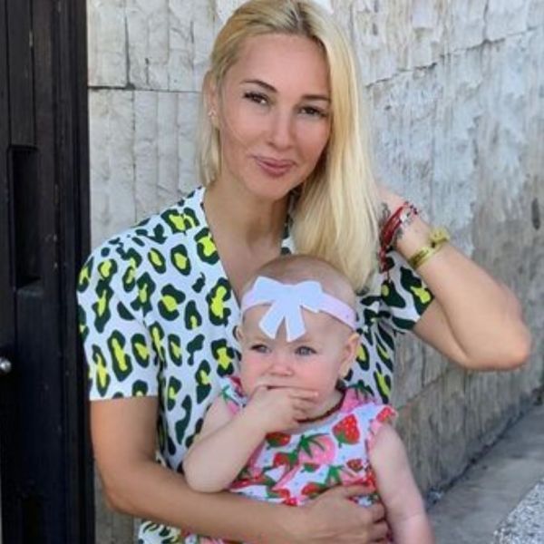 Лера Кудрявцева отвела годовалую дочь на занятия с педагогом по развитию