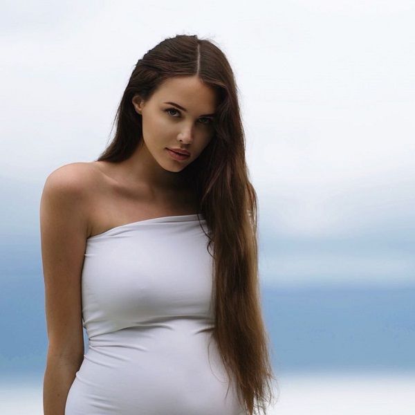 Анастасия Решетова пожаловалась, что из-за беременности не может кататься на серфе
