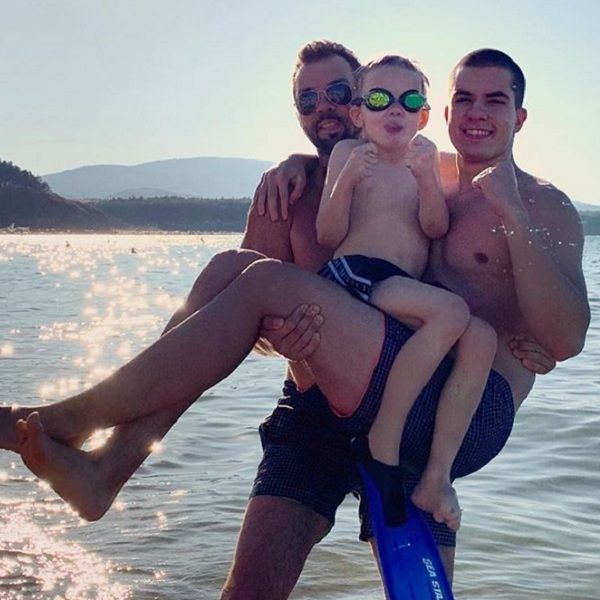 Денис Клявер поделился забавным пляжным фото с сыновьями
