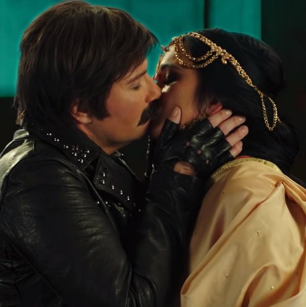 Яна Кошкина и Николай Басков поцеловались в новом клипе артиста на песню «Караоке»