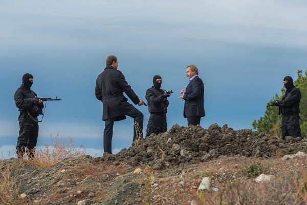 Один против троих. Где снимали фильм один против всех. Красивые картинки один против всех. Один против всех игра.