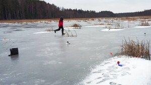 Щука на жерлицы,  НЕ ДАЁТ окуня ловить! Рыбалка зимой на первый лед 2021